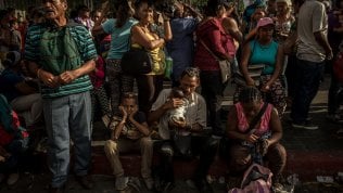 Nel Venezuela stravolto dalla crisi; l'incredibile storia di Rebecka K&auml;rde, da freelance a giudice del Nobel; fare grande il Canada grazie al talento dei rifugiati: ecco Fuoricampo in edicola