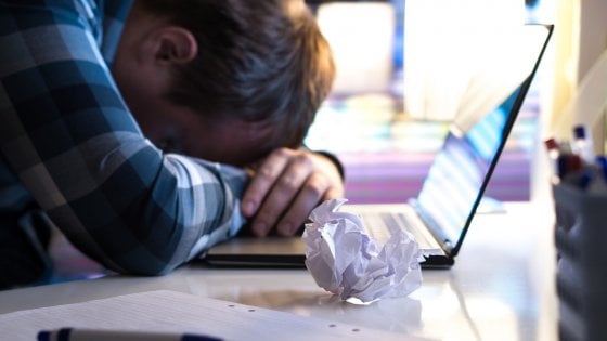 Lavoro, cinquantenni in crisi in azienda: le strategie per "recuperarli