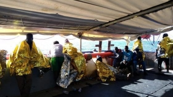 Cento sul barcone in avaria soccorsi da un mercantile chiamato dalla Libia: sono diretti a Misurata