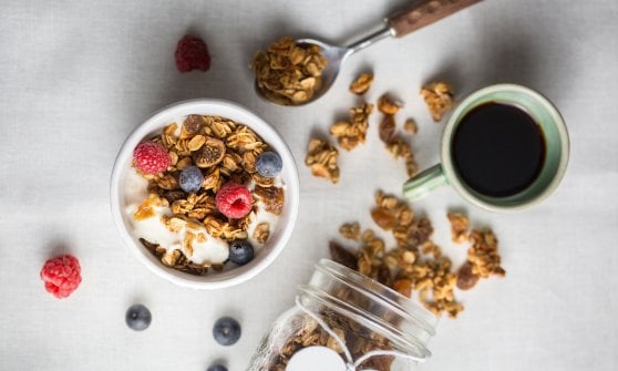 &nbsp;Granola con yogurt e frutti di bosco. (Foto: Vegolosi.it)