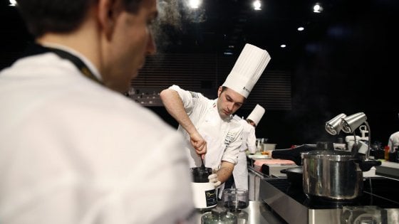 &nbsp;Martino Ruggieri concentrato durante la preparazione del piatto per la finale del Bocuse d'Or