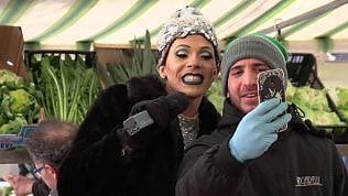 <a href="https://video.repubblica.it/spettacoli-e-cultura/chi-e-una-drag-queen-l-inchiesta-semiseria-della-youtuber-al-mercato-di-milano/326334/326952">"Chi &egrave; una drag queen?": l'inchiesta semiseria al mercato</a>