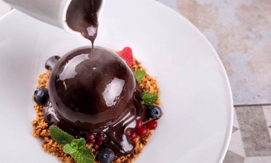 La sfera dei Matti (al cioccolato) su crumble di biscotto e fiori di bosco&nbsp;