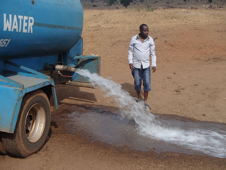 "Con il mio camion porto l'acqua dove non c'è più"