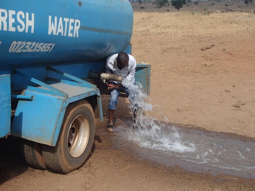 "Con il mio camion porto l'acqua dove non c'è più"