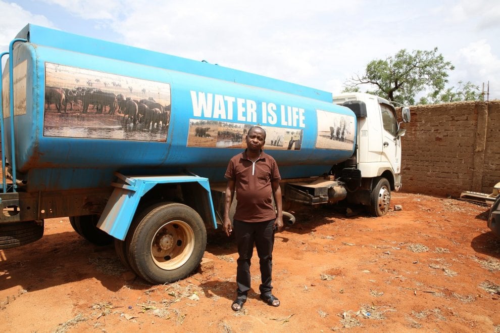 "Con il mio camion porto l'acqua dove non c'è più"