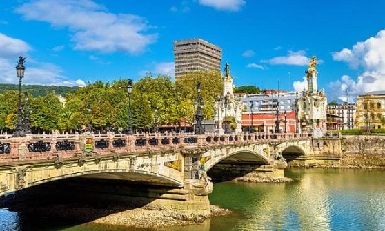 &nbsp;A San Sebastian, nel 1800, sono nate le prime Sociedades. (In foto, il Maria Cristina Bridge)