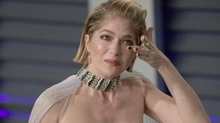 Selma Blair con il bastone. Il coraggio dell'attrice malata