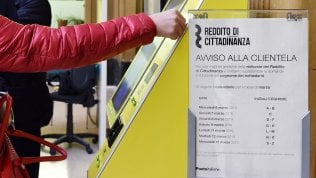 Allo sportello delle Poste: "Aiuto per le persone, ma serve il lavoro"