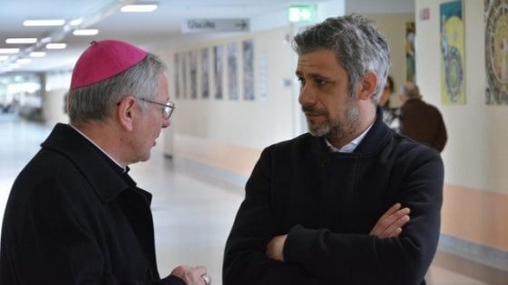 Don Roberto Cavazzana, 41 anni, con il vescovo di Padova Claudio Cipolla