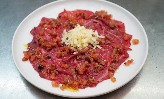 Carpaccio di manzo con salsa alla pizzaiola