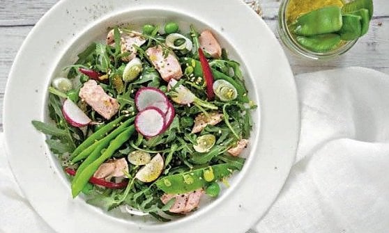 Insalata di mini taccole e salmone