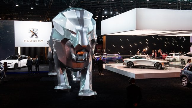 Peugeot stupisce: un leone monumentale per trasmettere la forza del brand