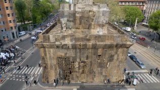 Mahama impacchetta con sacchi juta Porta Venezia