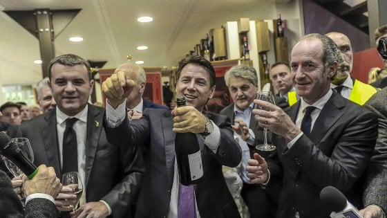 Gian Marco Centinaio (a sinistra) con il premier Giuseppe Conte (al centro) e il governatore Veneto Zaia a Vinitaly