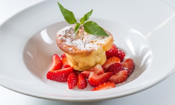 Tortino di ricotta con fragole marinate