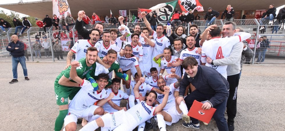 Il Bari festeggia il ritorno tra i professionisti. Promosso in C anche il Picerno
