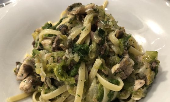 Linguine sgombro, scarole, olive e capperi&nbsp;