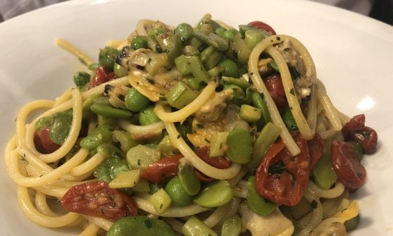 Spaghetti vongole, piselli, fave e pomodorini
