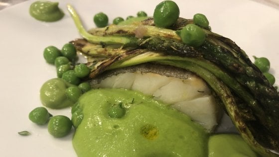 Baccal&agrave; al vapore, piselli e asparagi