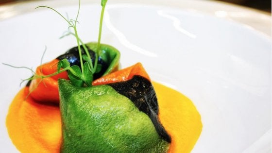 &nbsp;Cappellaccio di pasta fresca, ripieno di dentice, brodo di zucca piccante e salsa di carote allo zenzero