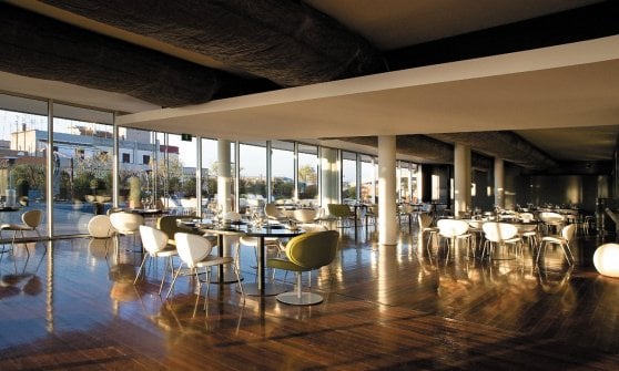 Sala interna ed esterna del ristorante Sette, del Radisson Blu di Roma