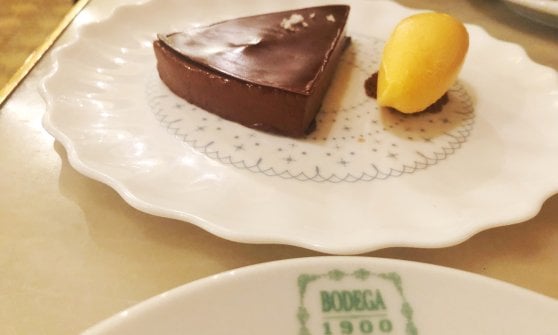 &nbsp;Torta al cioccolato con sorbetto di albicocca