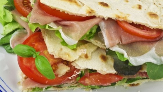 Da Catone alle moderne orde di turisti, la piadina è l'orgoglio della Romagna