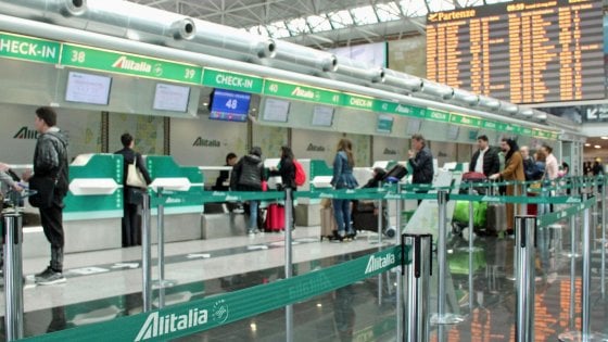Sciopero trasporto aereo, Alitalia cancella più di trecento voli 