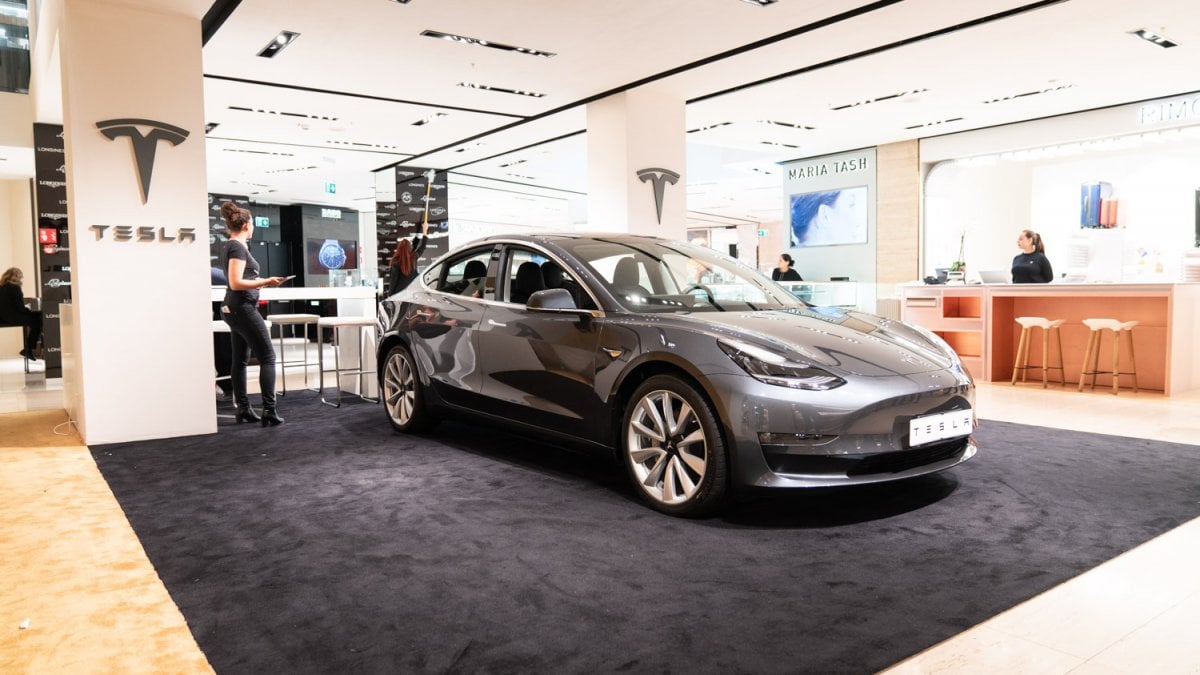 Sorpresa, fra Gucci e Vuitton alla Rinascente di Roma spunta una Tesla - la  Repubblica