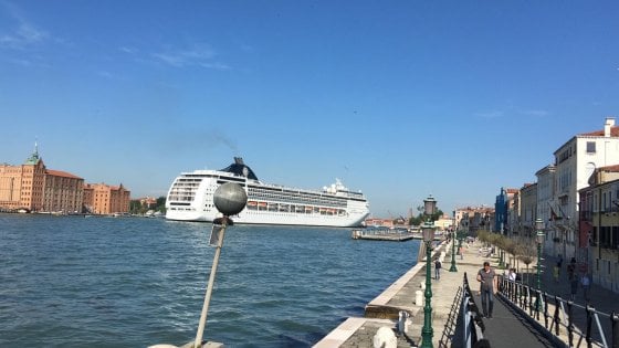 Venezia, una nave da crociera Msc urta un battello alla stazione marittima: 5 feriti non gravi