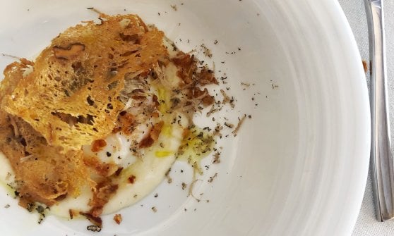&nbsp;Uovo a 64&deg;, topinambur in due consistenze (spuma e marinato), guanciale, pane alle noci e tartufo