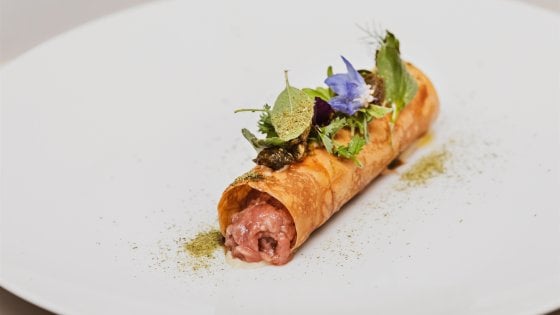 Cannolo ripieno di tartare di pecora, pinoli in purezza, erbe spontanee e mosto cotto