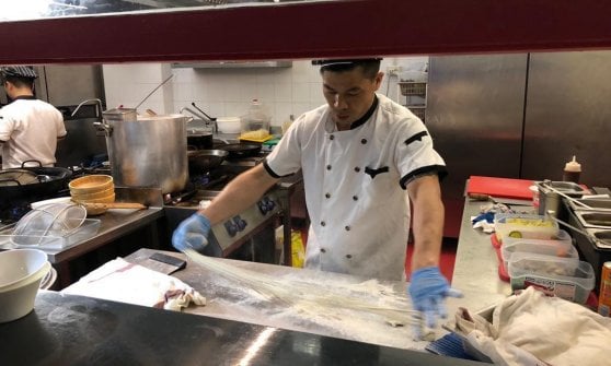 Jing, chef cinese del ristorante Lamian, mentre prepara i lamian