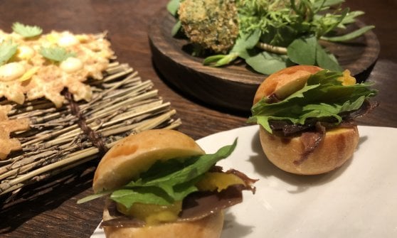 Panbrioche con fegato grasso e fichi, cosce di rana fritte