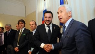 <a href="https://video.repubblica.it/dossier/scandalo-lega/fondi-russi-alla-lega-salvini-savoini-non-l-ho-invitato-io-in-russia-non-so-perche-fosse-a-quel-tavolo/339457/340049">Fondi Russi alla Lega, Salvini: "Savoini? Non l'ho invitato io in Russia, non so perch&eacute; fosse a quel tavolo"</a>