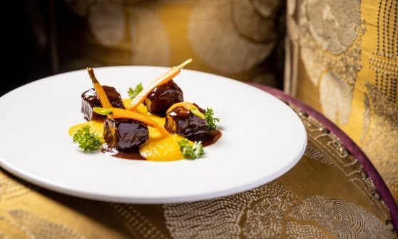 Guancia di maialino iberico con baby carrot glassate e spuma di carote