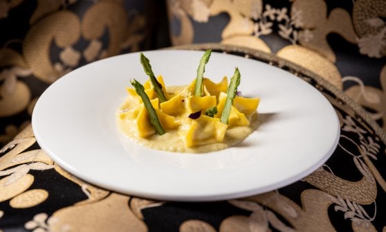 Fagottini di spigola con crema di porro affumicato e asparago bianco arrosto