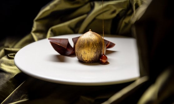 Dessert "La Noisette" con cremoso al gianduia, dacquoise alla nocciola, mousse alla nocciola e una nocciola caramellata