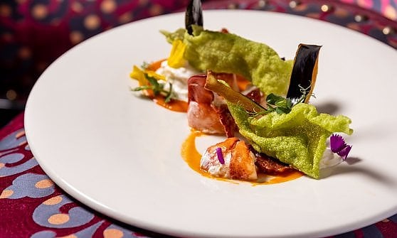 Astice, stracciatella, salsa di crostacei, pomodorini confit e chips di basilico