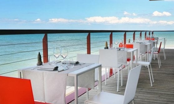 Il Mare Negli Occhi E I Piedi Sulla Sabbia Quando La Cena