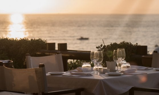 Il Mare Negli Occhi E I Piedi Sulla Sabbia Quando La Cena