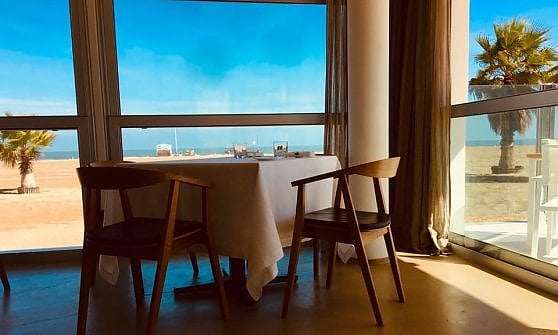 Il Mare Negli Occhi E I Piedi Sulla Sabbia Quando La Cena