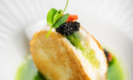 "Vizio del Marinaio", sandwich con pescato del giorno, lattuga di mare, scarola e caviale