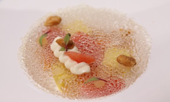 "Vi svelo un segreto", biscotto morbido di mandorla,crumble di mandorla, gel di pompelmo e agrumi freschi