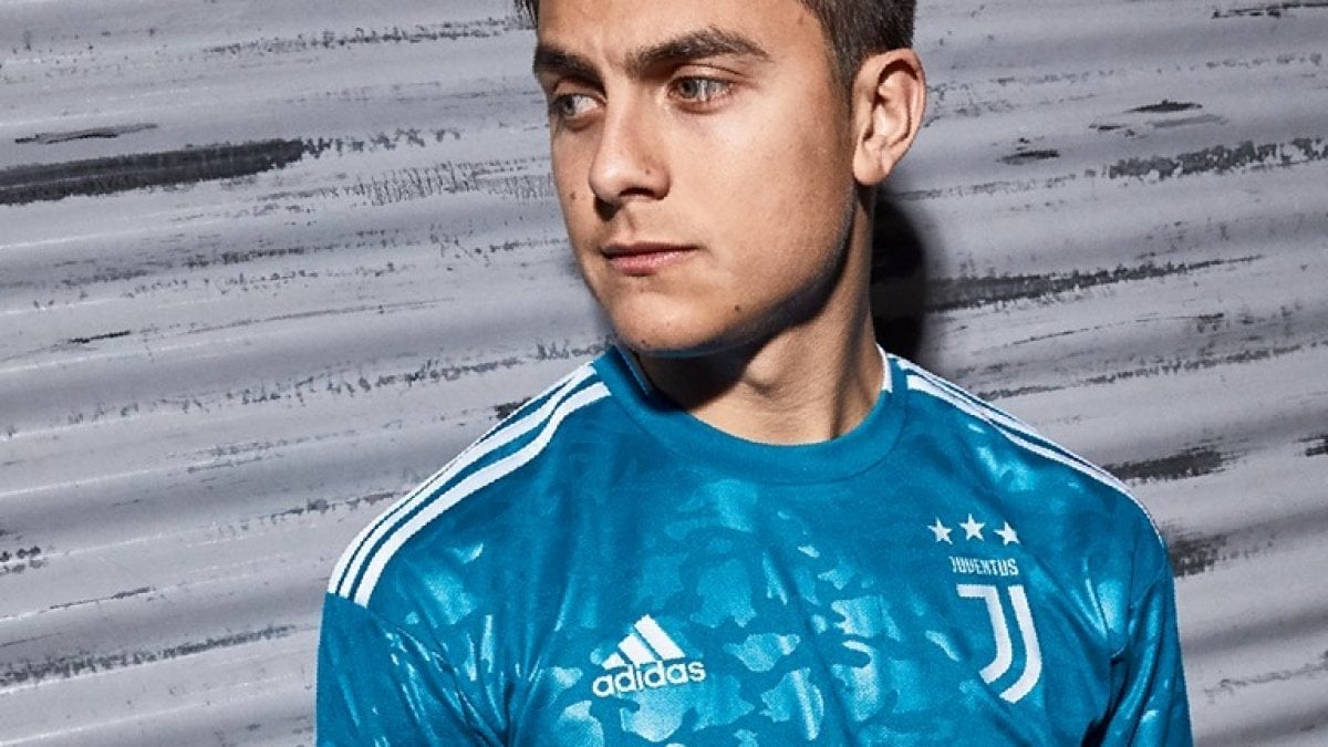 Juventus, Dybala modello per la terza maglia. Danilo sbarca a Torino - la  Repubblica