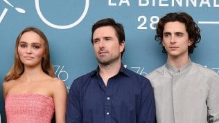 <a href="https://d.repubblica.it/moda/2019/09/02/news/video_timothe_e_chalamet_e_lily-rose_depp_insieme_ma_separati_a_venezia-4528651/">Timoth&eacute;e Chalamet e Lily-Rose Depp insieme (ma separati)</a>