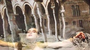 <a href="https://d.repubblica.it/moda/2019/09/04/news/video_venetika_kasia_smutniak_e_venezia_il_corto_di_ozpetek_su_un_cinema_galleggiante-4531443/">'Venetika', Kasia Smutniak sul cinema galleggiante</a>