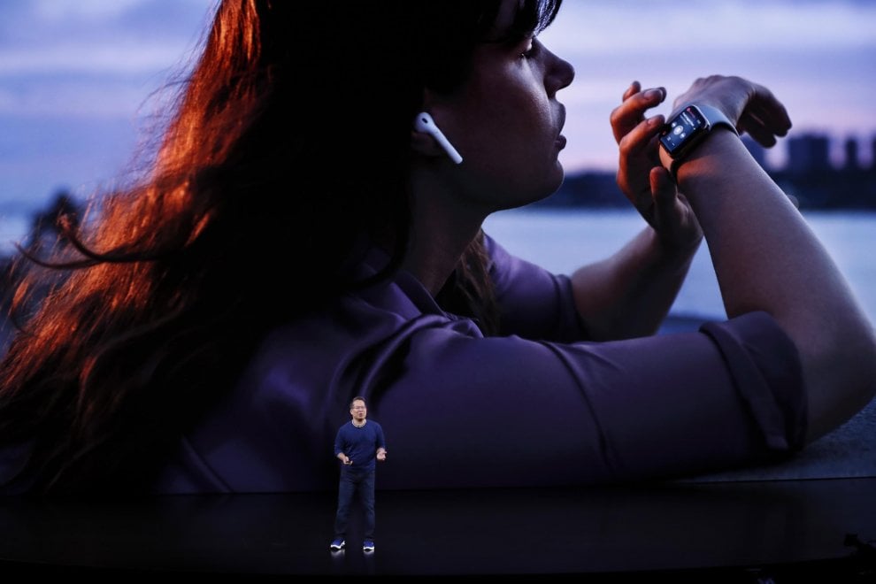 Apple, ecco il nuovo Watch 5, con 18 ore di autonomia