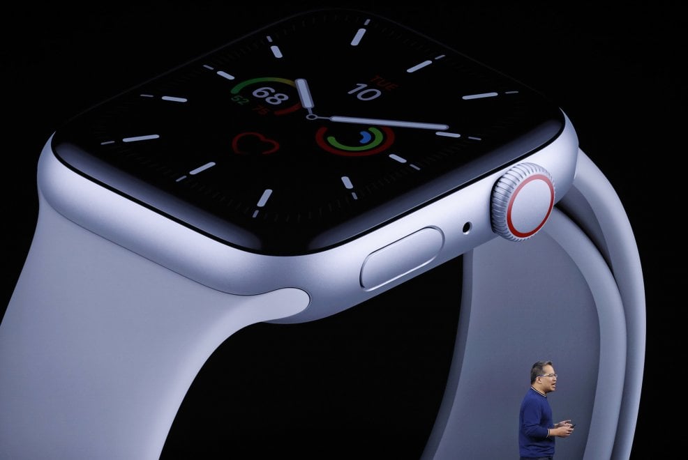 Apple, ecco il nuovo Watch 5, con 18 ore di autonomia